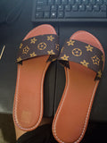 sandalias monograma
